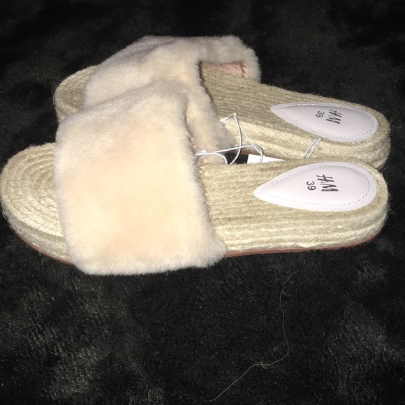 Brand new slippers - Picture 2 of 8